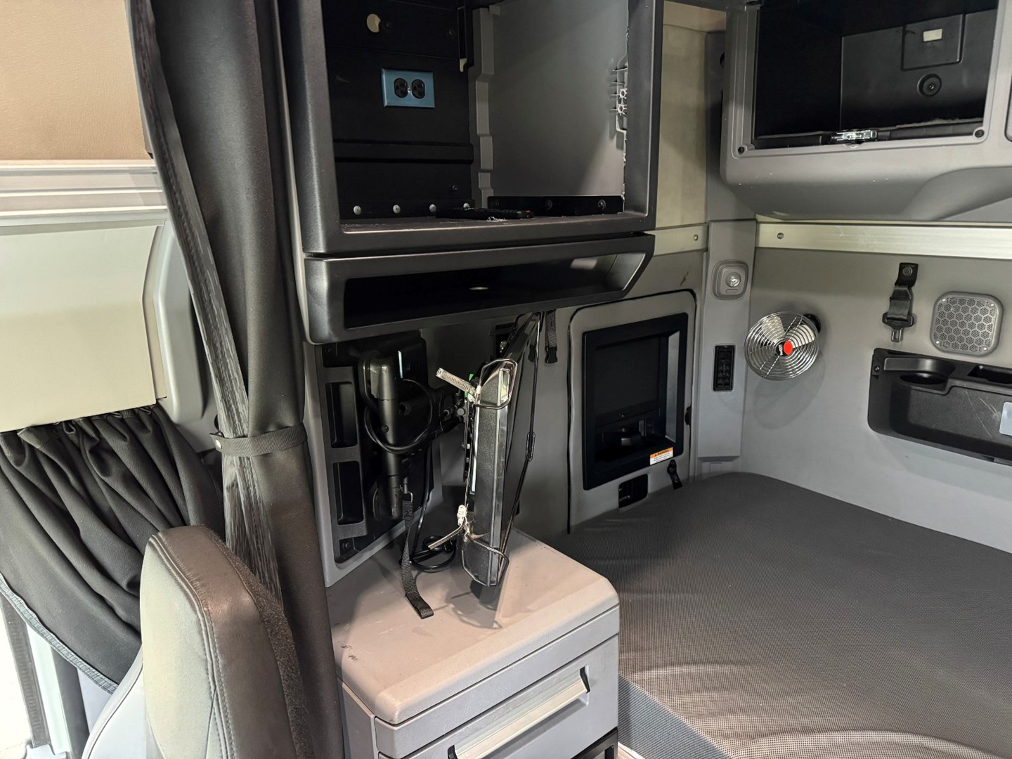 2021 Mack Anthem Sleeper - image 19